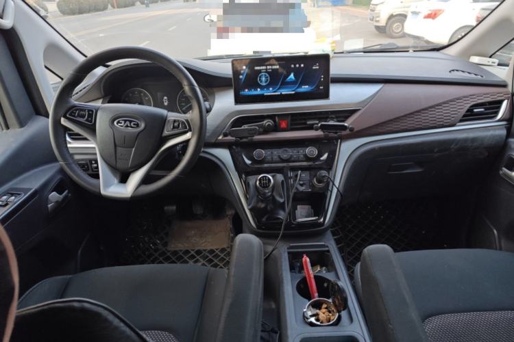 Used JAC Refine M3 2022 PLUS 1.8L 7-seater Standard Model Center Console