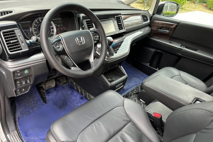 Used Honda Elysion 2016 2.4L Supreme Edition Interior 4