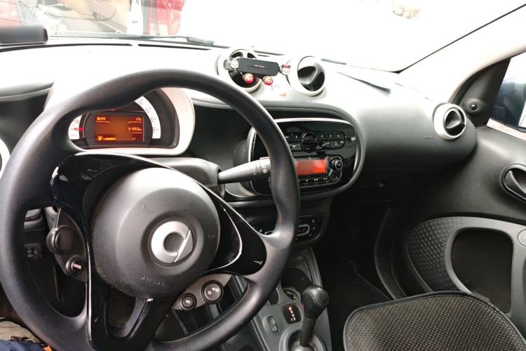 Used smart fortwo 2015 1.0L 52 kW hardtop Dynamic version