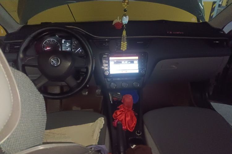 Used Skoda Octavia 2015 1.6L Manual Eado Edition Center Console