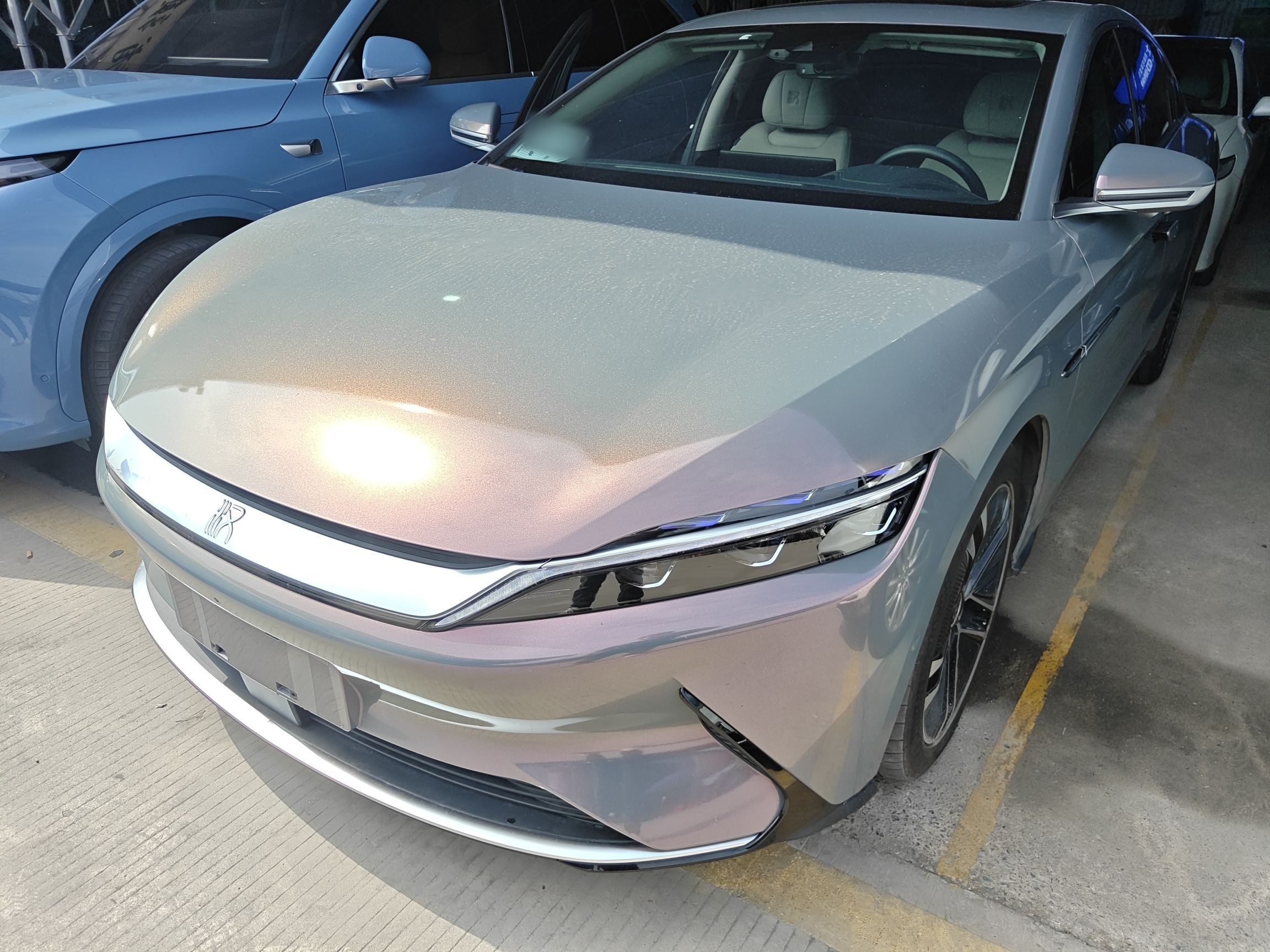 Под передней частью автомобиля