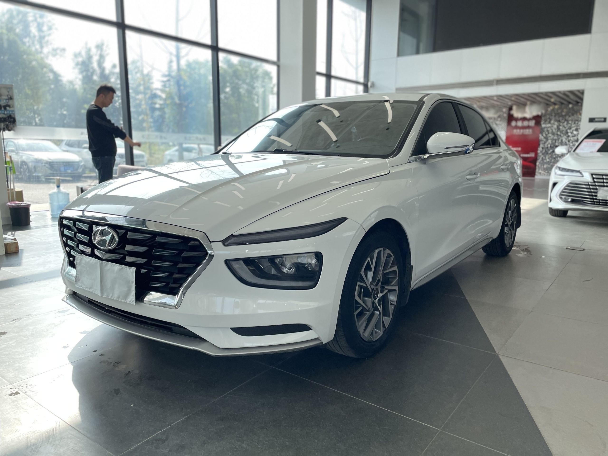 تحت مقدمة السيارة