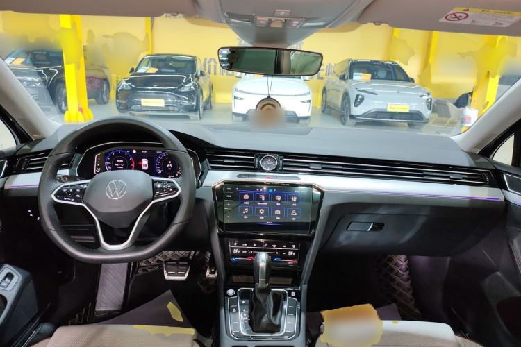 Used Volkswagen Magotan 2024 2 Million Units Zhongxiang Version 330TSI DSG Luxury Edition Center Console