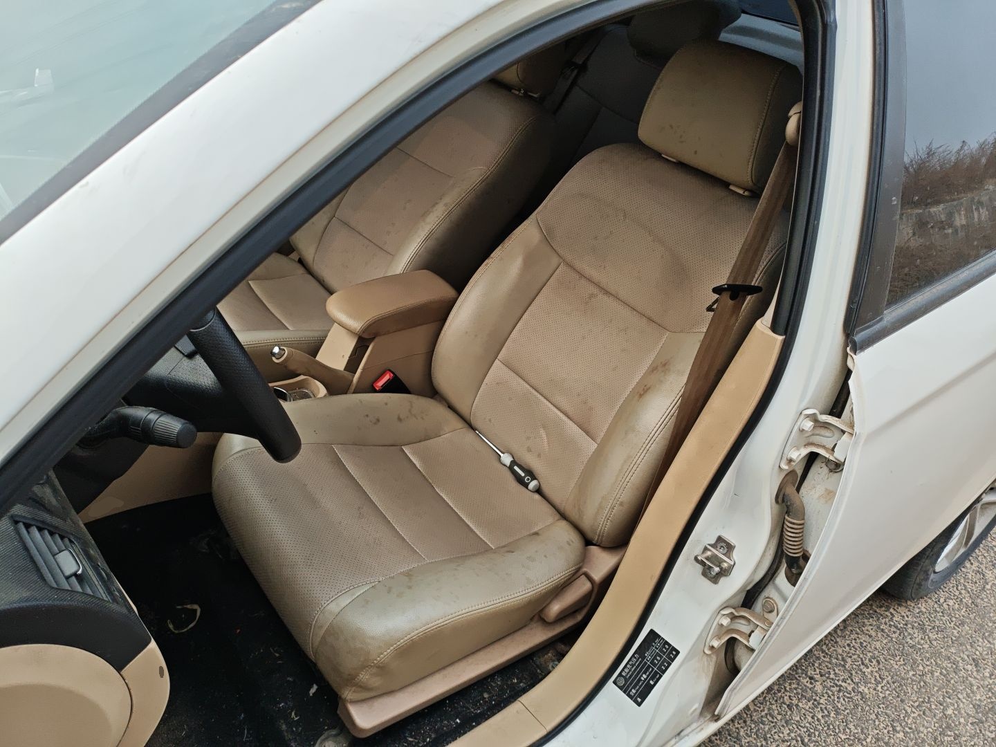 المقاعد الأمامية داخل السيارة