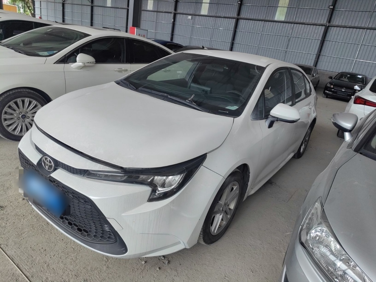 تحت مقدمة السيارة