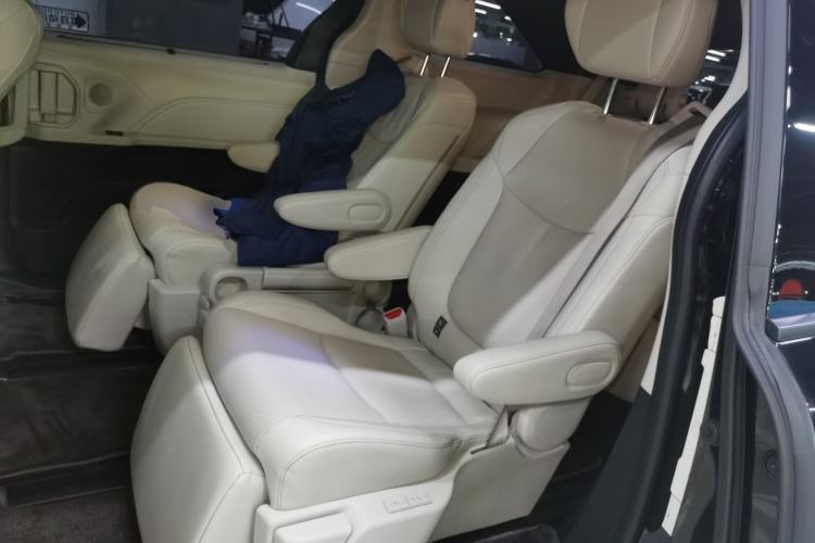 Used Toyota Sienna 2024 2.5L Hybrid Four-Wheel Drive Prestige Edition
