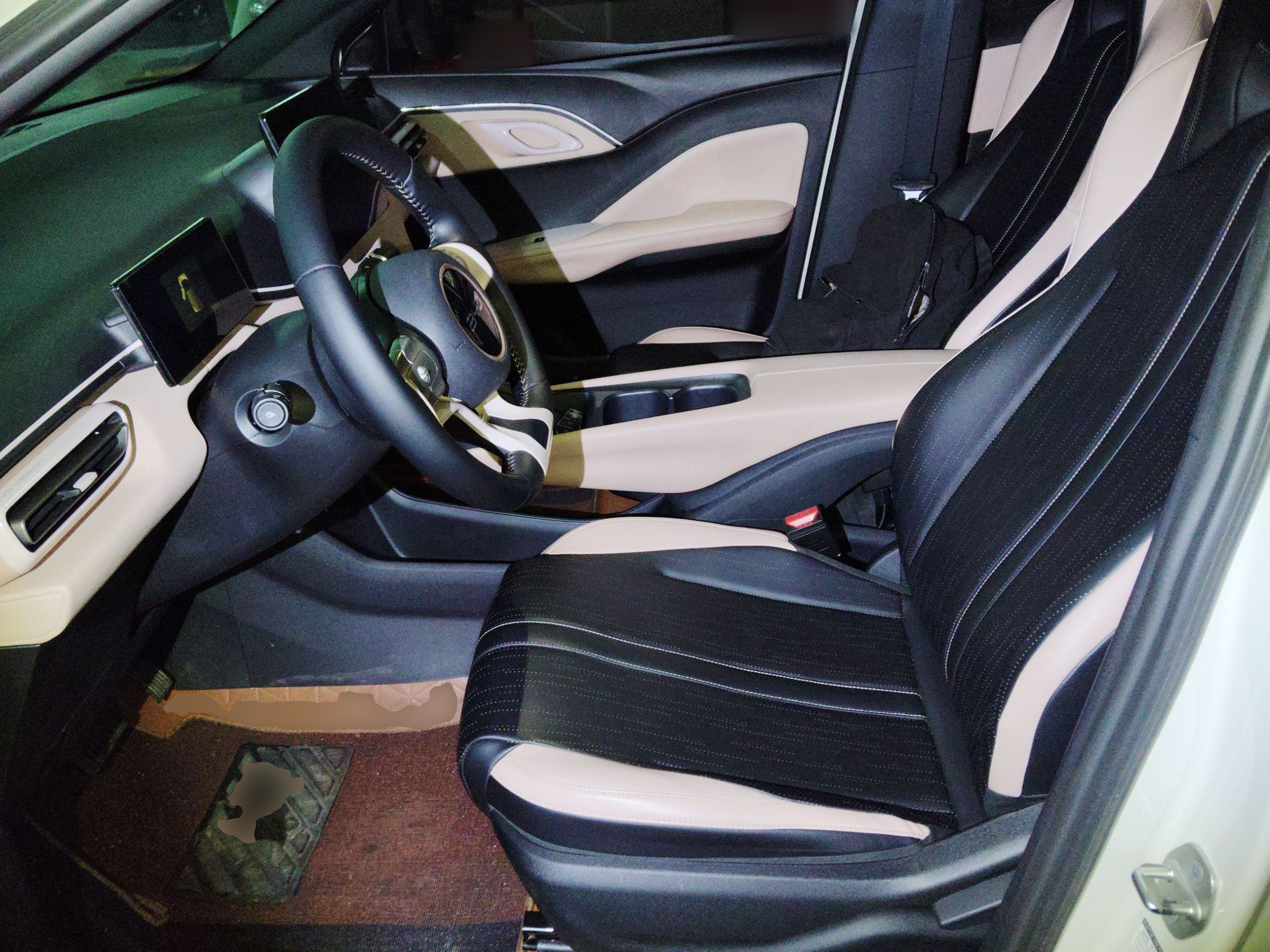 المقاعد الأمامية داخل السيارة