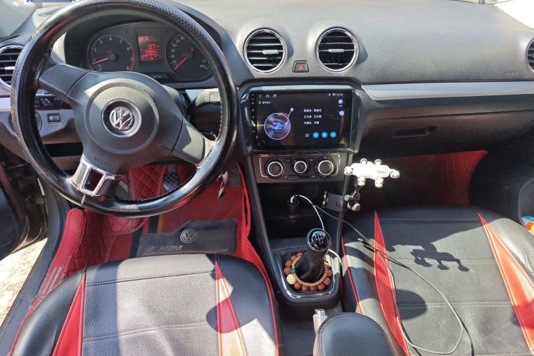 Used Volkswagen Jetta 2015 Zhuihui Edition 1.6L Manual Comfort Model Center Console