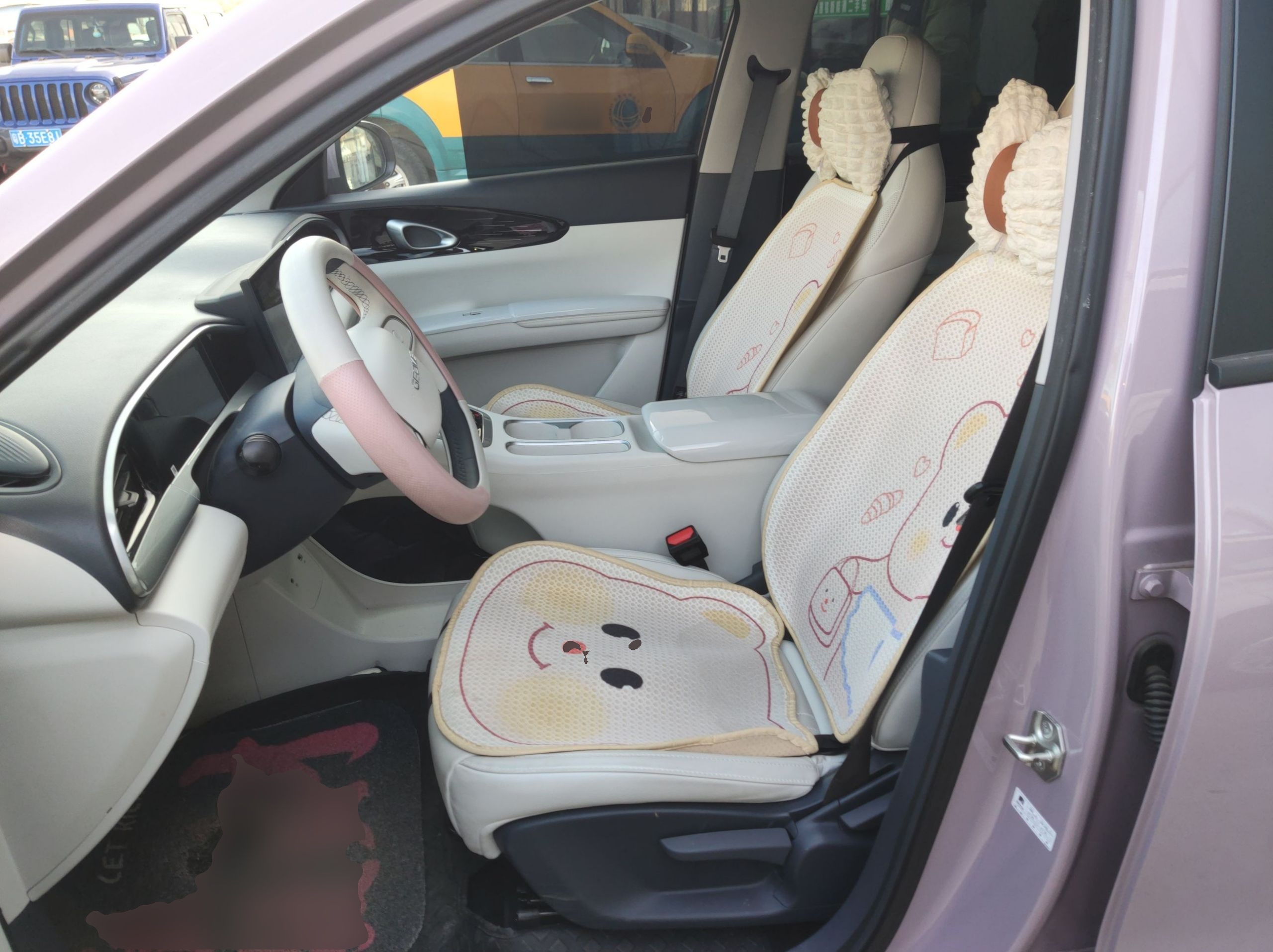 المقاعد الأمامية داخل السيارة