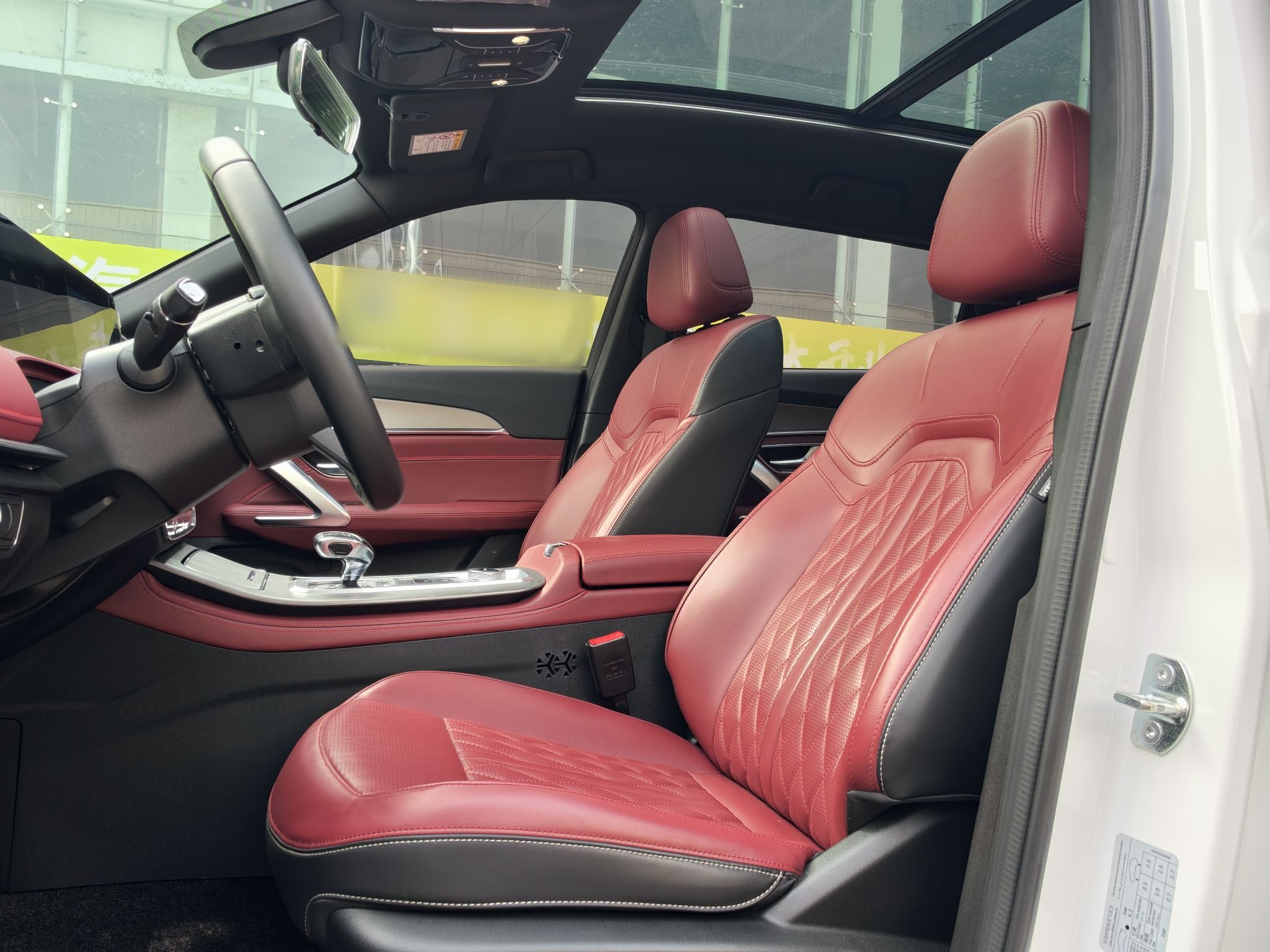 المقاعد الأمامية داخل السيارة