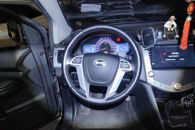 Used BYD S6 2014 2.0L Manual Luxury 7-Seater Steering Wheel