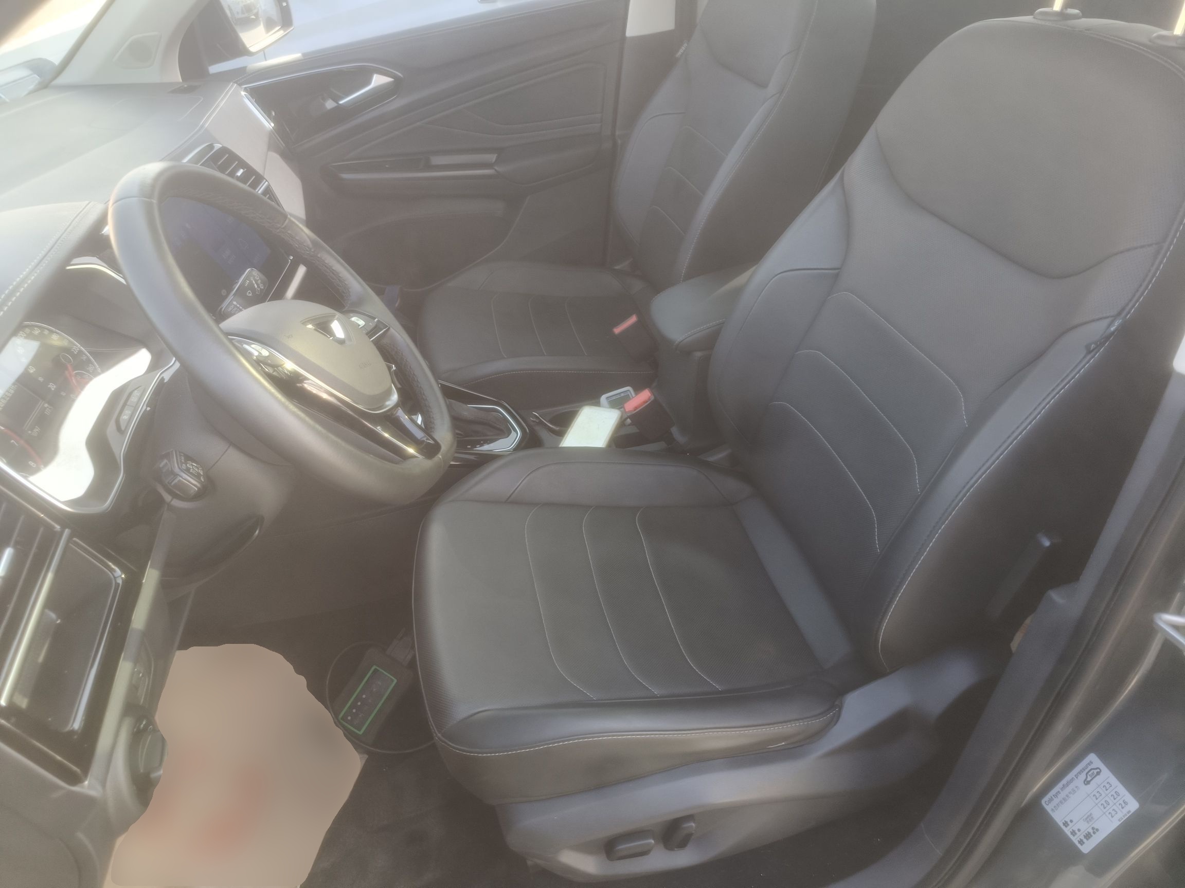 المقاعد الأمامية داخل السيارة