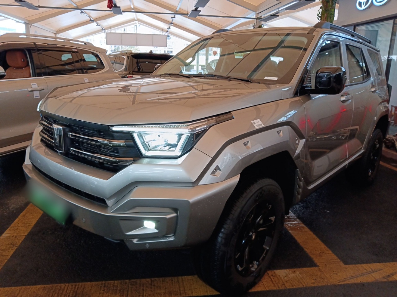 Под передней частью автомобиля