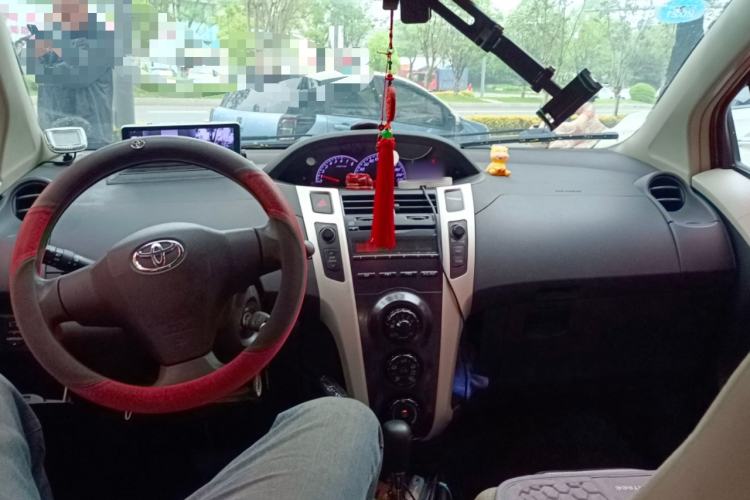 Used Toyota Yaris 2011 1.6E Automatic Charm Edition Center Console