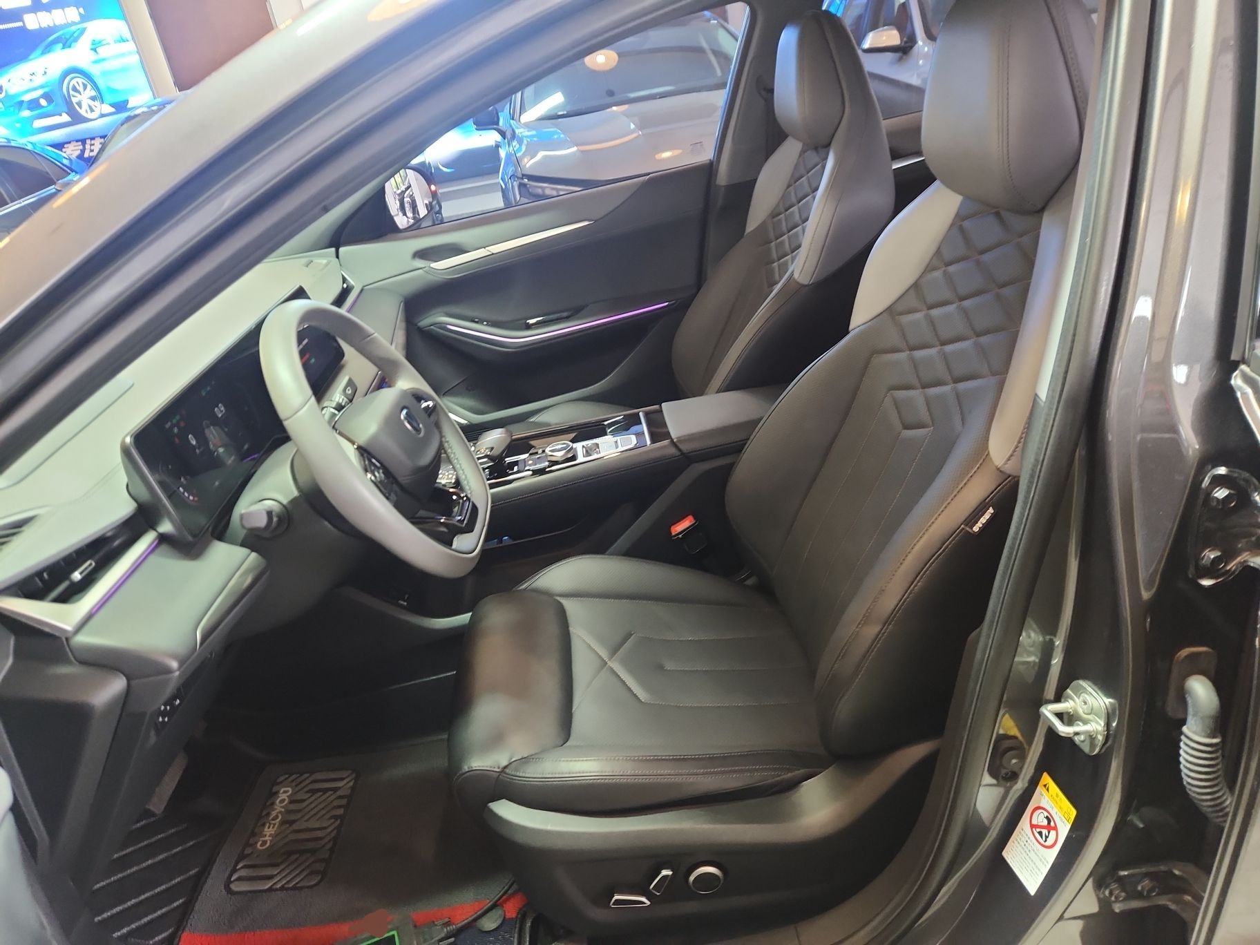 المقاعد الأمامية داخل السيارة