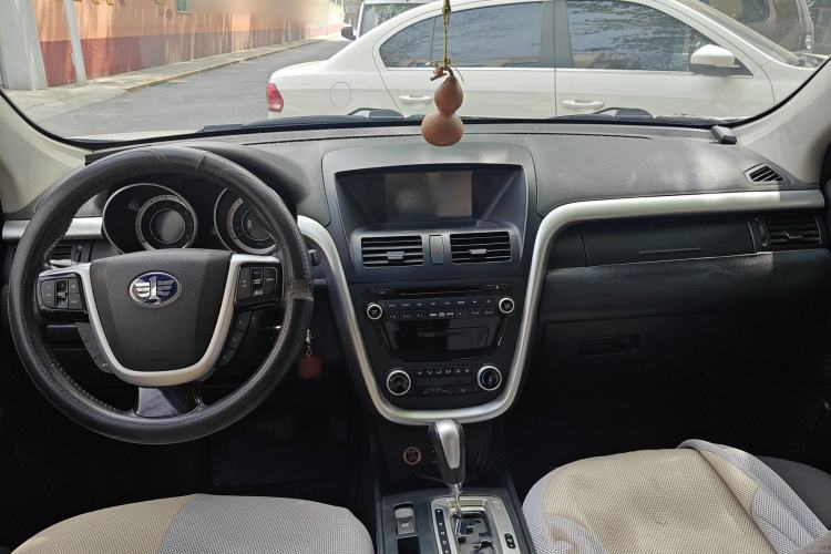 Used Bestune X80 2013 2.0L automatic comfort version Center Console