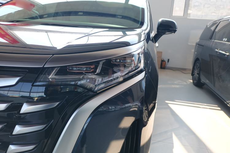 Used Denza D9 2022 DM-i 1040 Prestige Model
