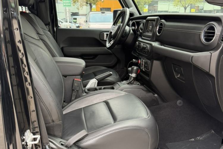 Used Jeep Wrangler 2019 2.0T Sahara Four-Door Version China VI Emission Standard