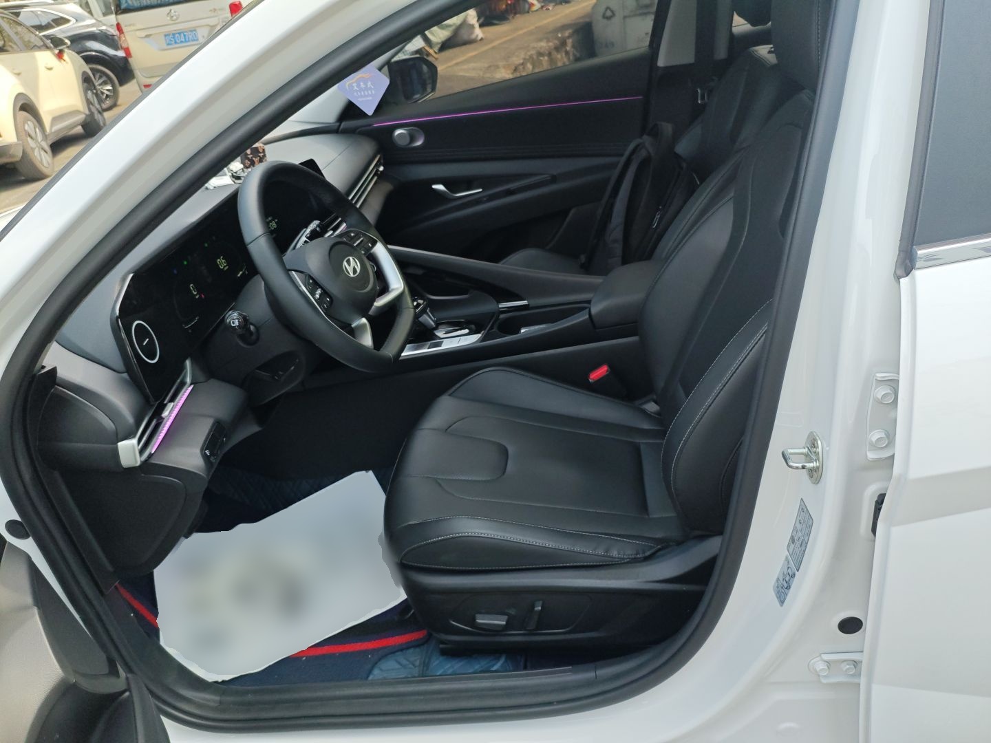 المقاعد الأمامية داخل السيارة