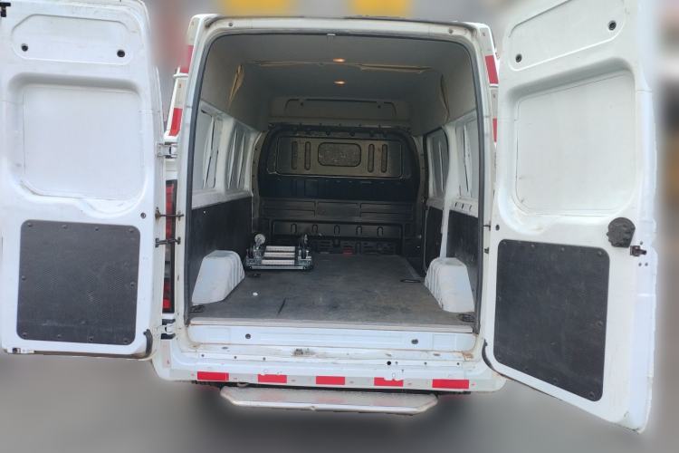 Used JMC Fushun 2023 2.0T Manual Short-Wheelbase Mid-Roof Commercial Van Transporter 2/3 Seats