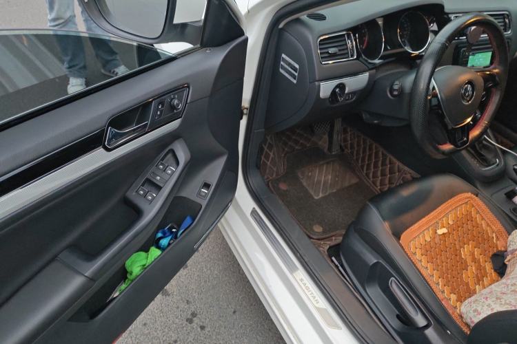 Used Volkswagen Sagitar 2015 1.6L Automatic Comfort Model Interior 3