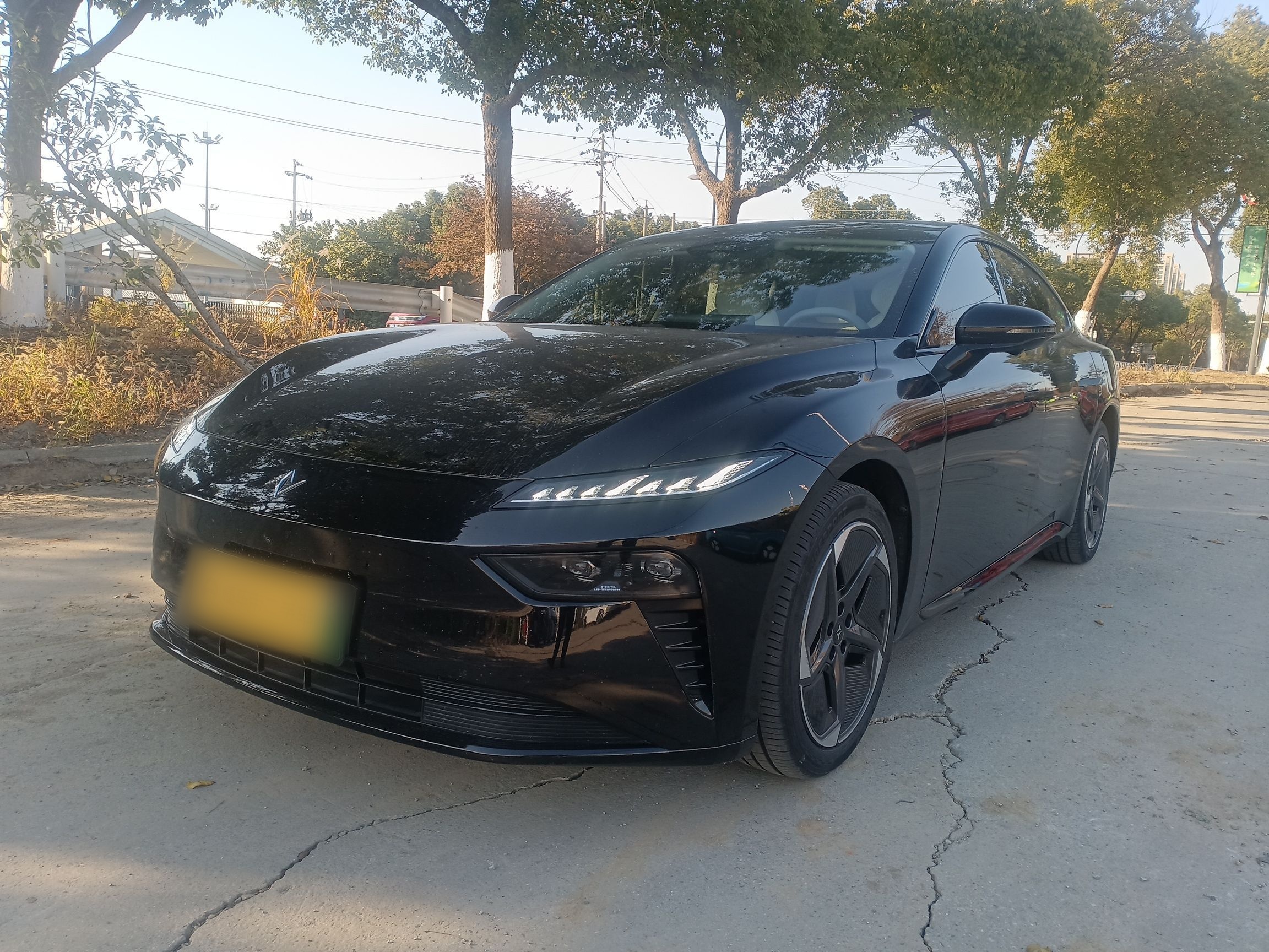 Под передней частью автомобиля