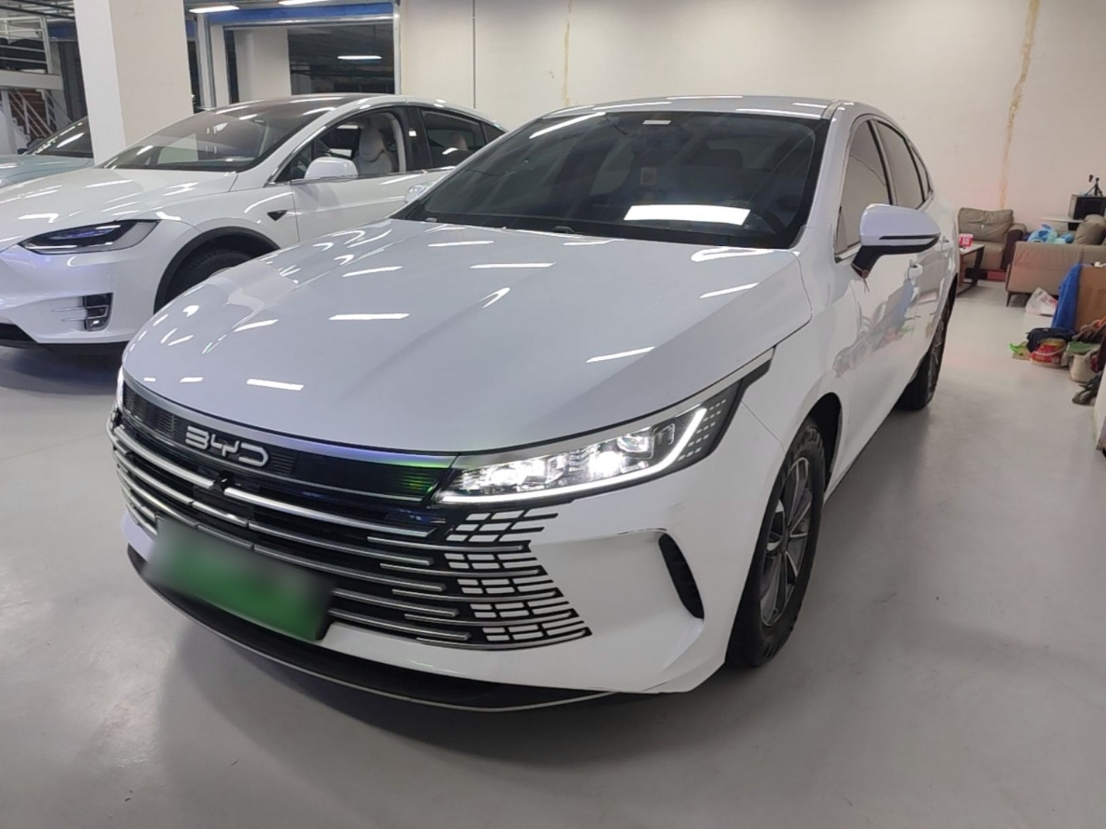 Под передней частью автомобиля