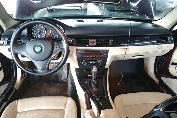 Used BMW 3 Series 2009 320i two-door coupe Center Console