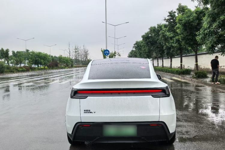 Used Tesla Model Y 2026 Rear-Drive Model Exterior 5