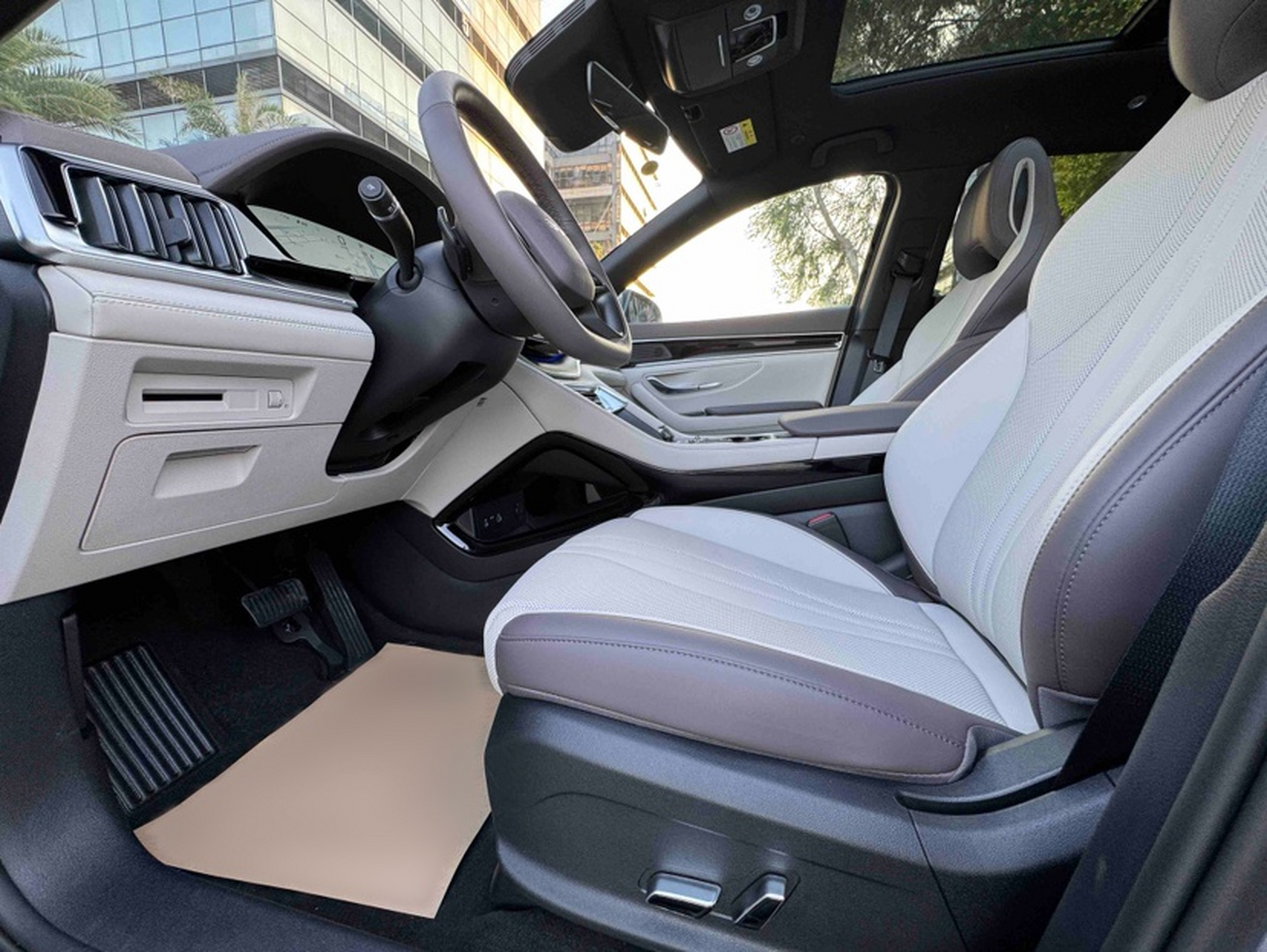 المقاعد الأمامية داخل السيارة