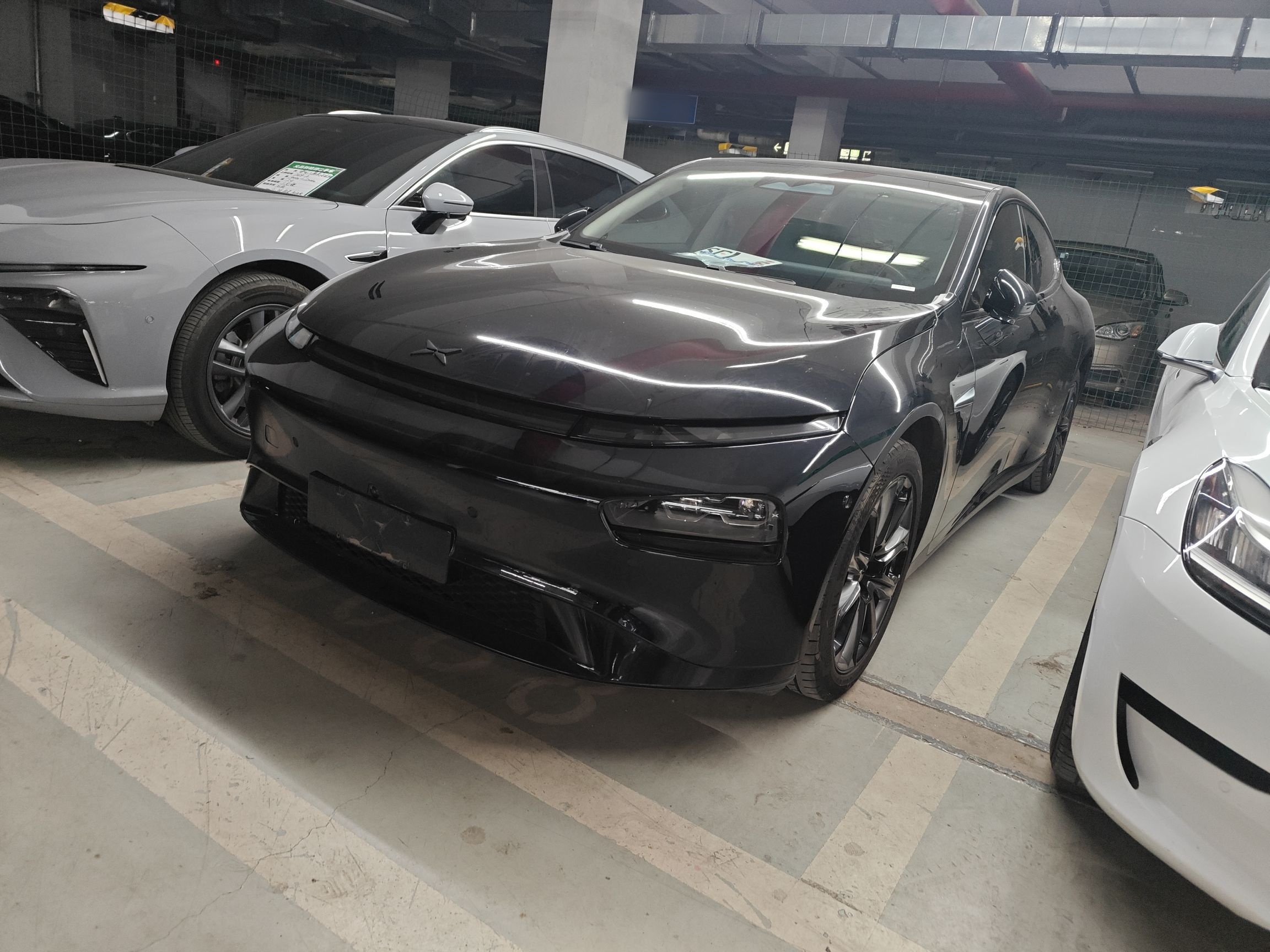 تحت مقدمة السيارة