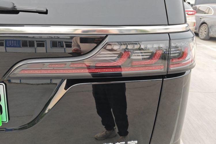 Used VOYAH Dream 2025 PHEV Four-Wheel-Drive Flagship Kunpeng Edition Right Rear Taillight