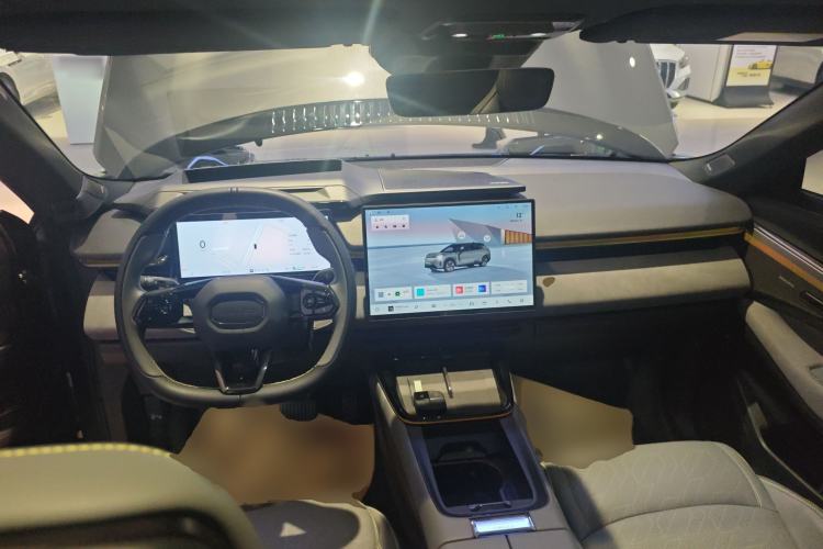 Used Lynk & Co 08 EM-P 2025 220 km All-Wheel-Drive Performance Halo
