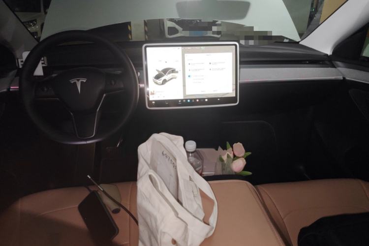 Used Tesla Model Y 2024 Long-Range All-Wheel-Drive Version Center Console