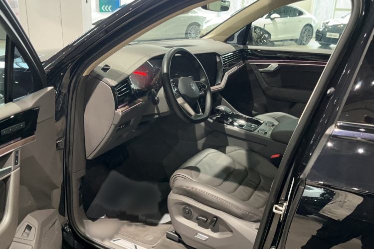 Used Volkswagen Touareg 2022 3.0 TSI Luxury Edition Black Diamond Sport Package
