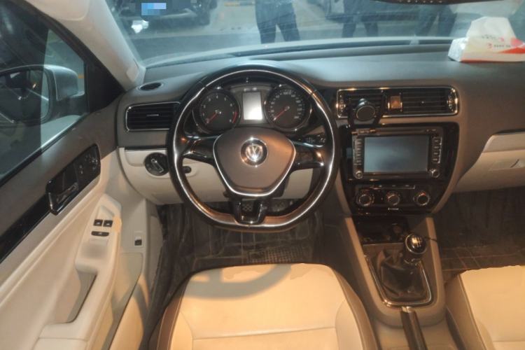 Used Volkswagen Sagitar 2015 1.6L Manual Comfort Model
