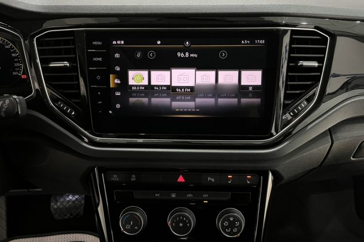 Used Volkswagen T-ROC 2022 280TSI DSG Two-Wheel Drive Comfort PLUS Interior 3