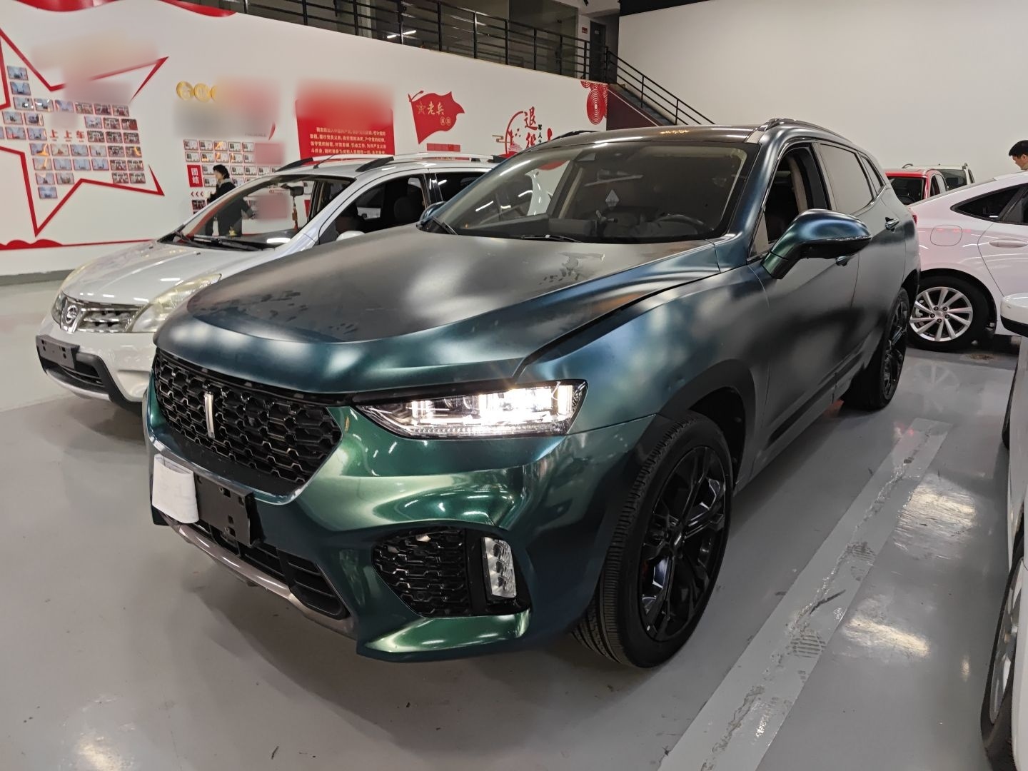 تحت مقدمة السيارة