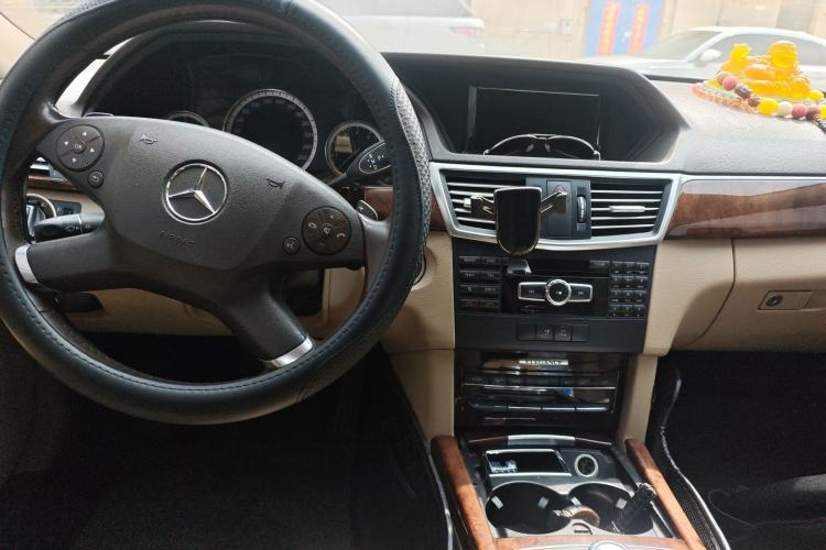 Used Mercedes-Benz E-Class 2013 E 260 L CGI Elegant Model Center Console