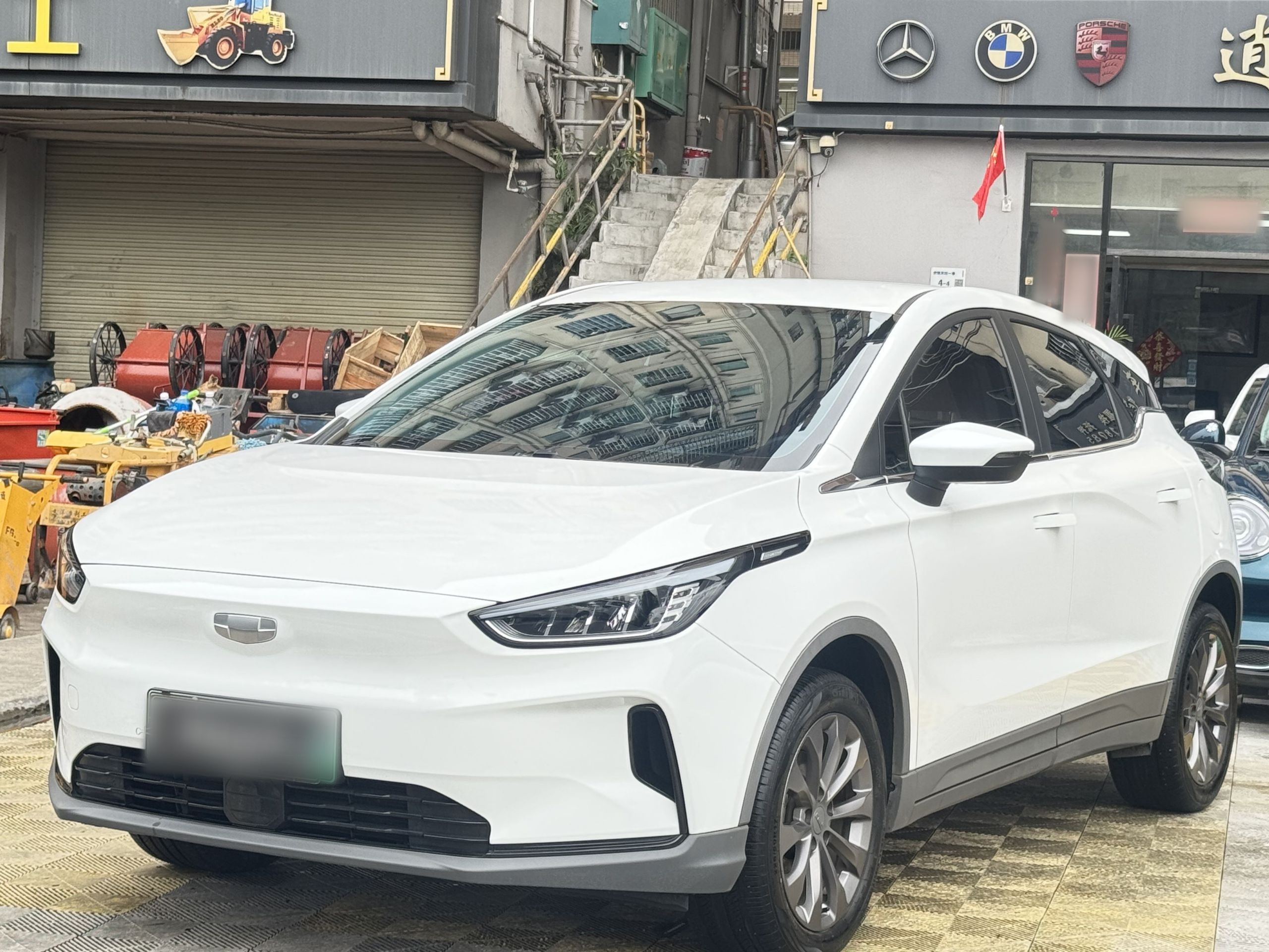 Под передней частью автомобиля