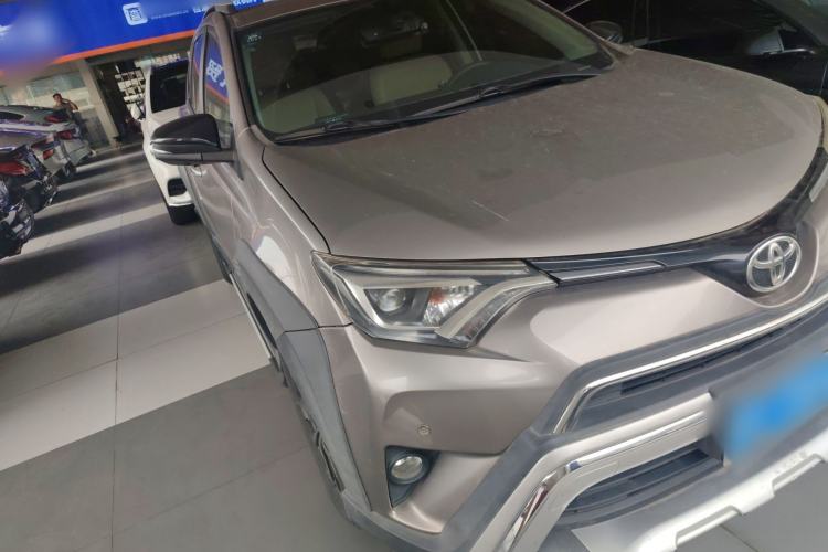 Used Toyota RAV4 2019 2.0L CVT Two-Wheel Drive Fashion X Limited Edition China VI Standard
