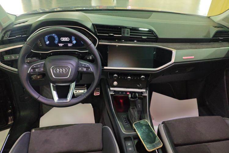 Used Audi Q3 2019 40 TFSI Fashion Dynamic Model Center Console