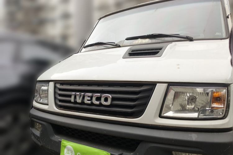 Used Iveco Daily 2021 2.5T A35 M1 Passenger Van 5-9 Seats Short Wheelbase Low Roof Single Tire Manual Doors
