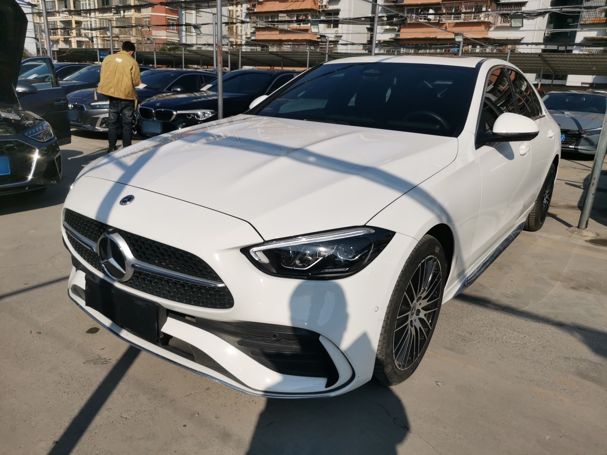 Под передней частью автомобиля