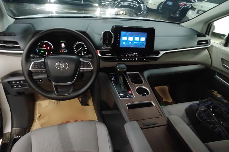 Used Toyota SIENNA 2023 2.5L Hybrid Luxury Edition Center Console