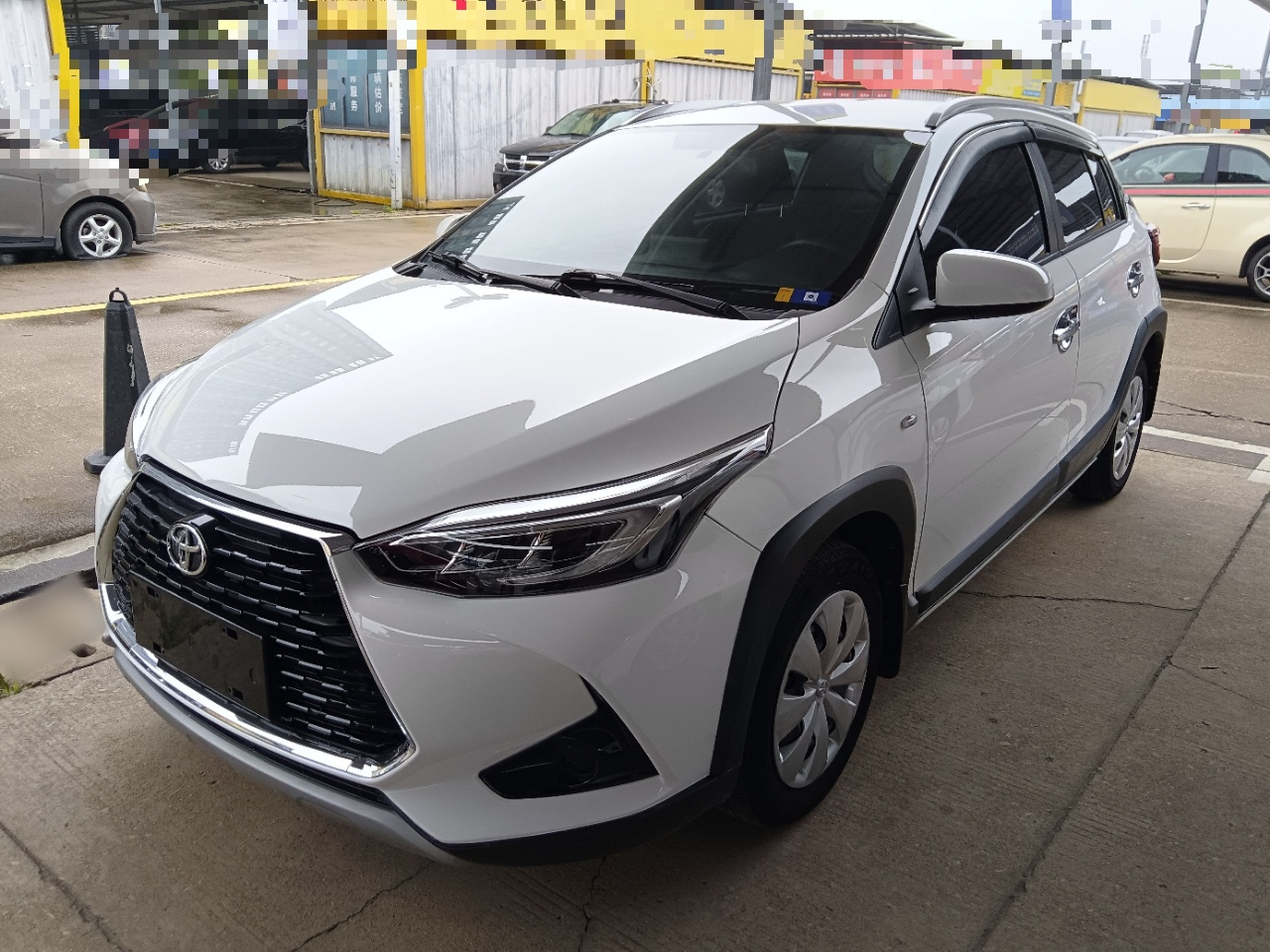 تحت مقدمة السيارة