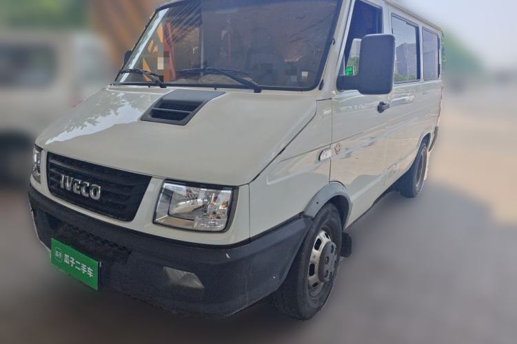 Used Iveco Daily 2020 2.5T A35 Passenger Van with Dual Tires Low Roof 5-9 Seats China V Emission Standard