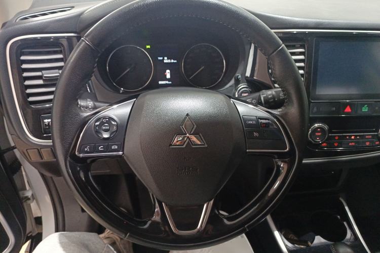 Used Mitsubishi Outlander 2019 2.0L Two-Wheel Drive Comfort Edition 7-Seater China VI Standard