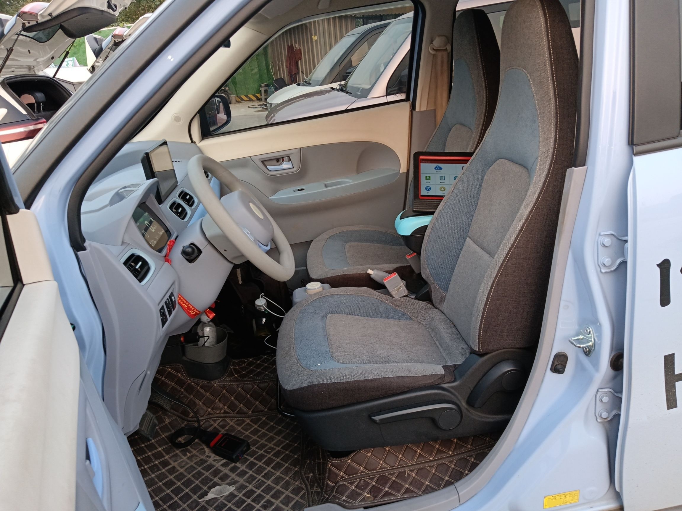 المقاعد الأمامية داخل السيارة