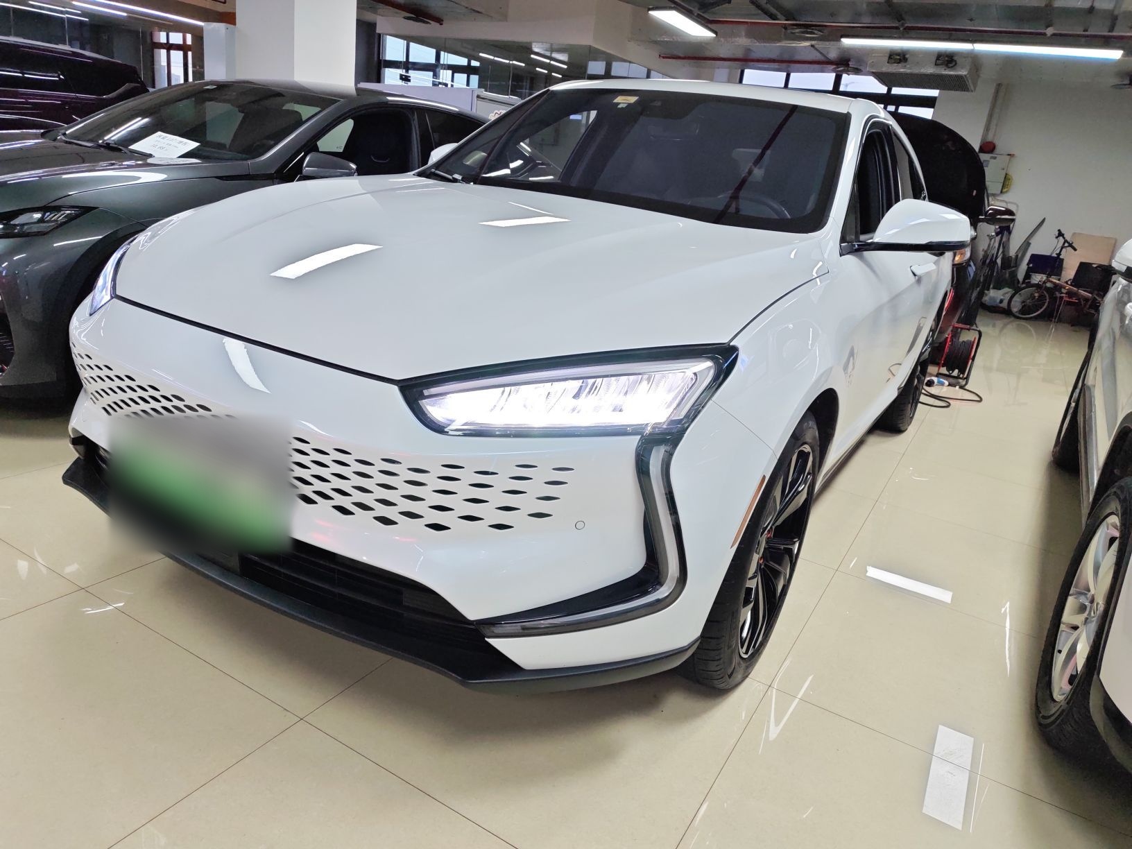 تحت مقدمة السيارة